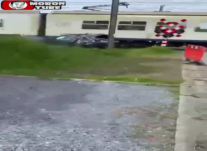 Video :A fast-moving train approaches, but she remains in her automobile!